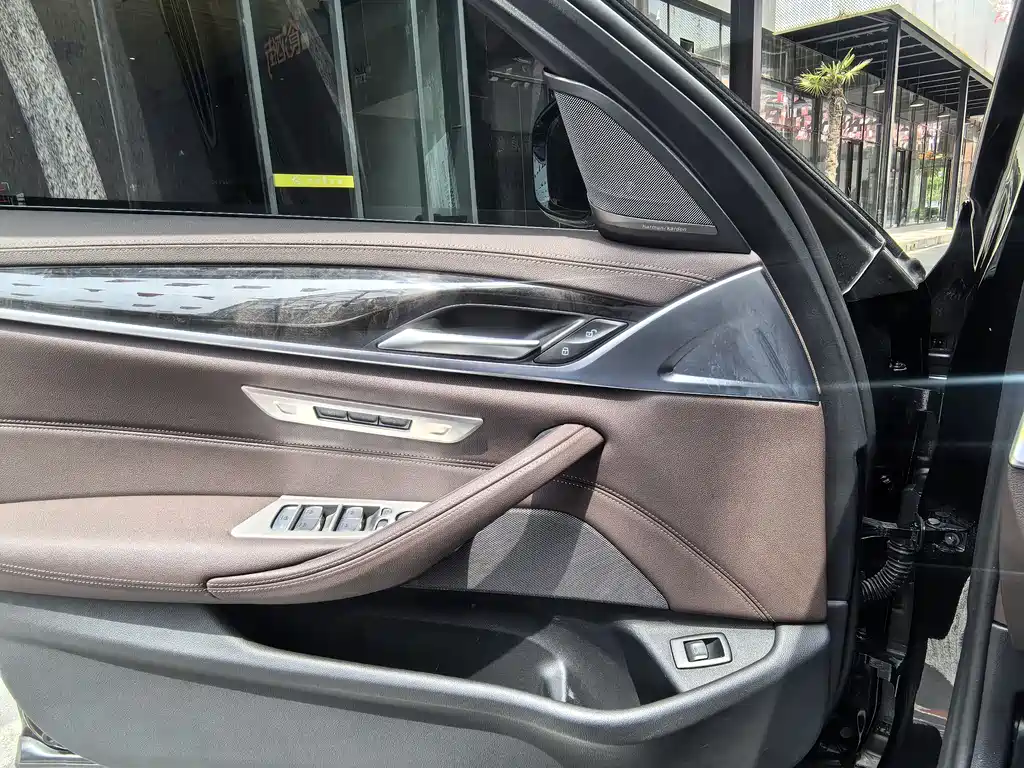 BMW 5 Series 2023 — фото 12