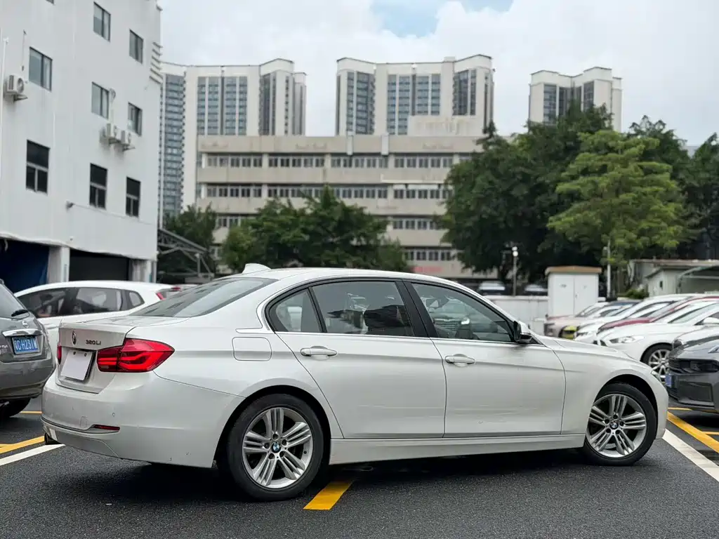 BMW 3 Series 2017 — фото 12