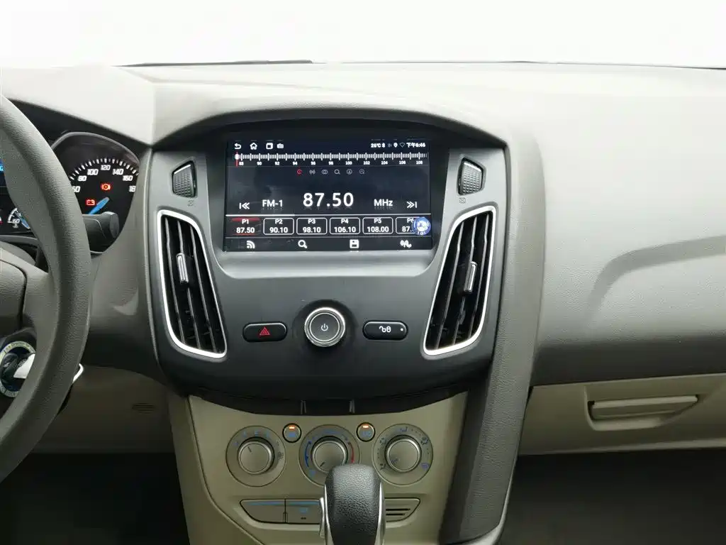 Ford Focus 2015 — фото 12