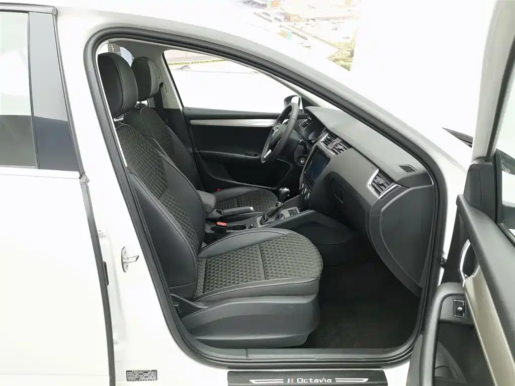 Skoda Octavia 2021 — фото 23