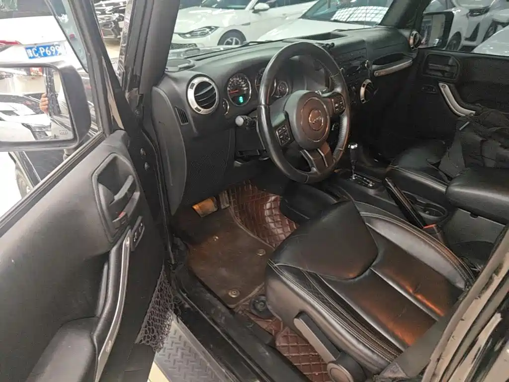 Jeep Wrangler 2016 — фото 12