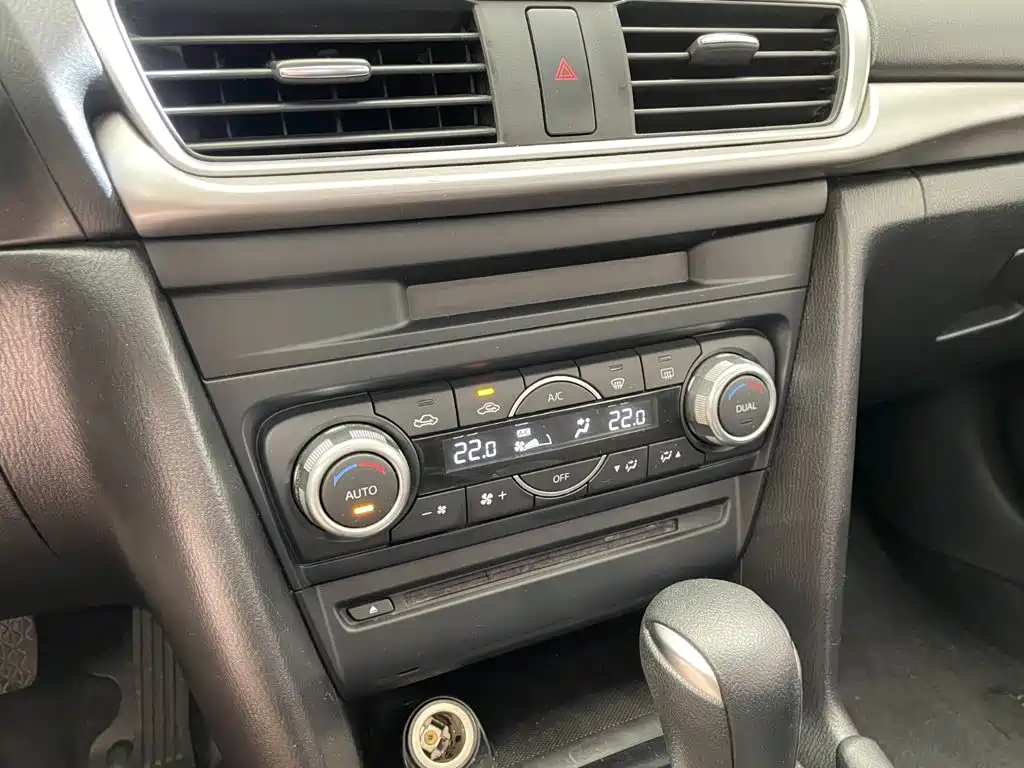 Mazda 3 Axela 2019 — фото 12