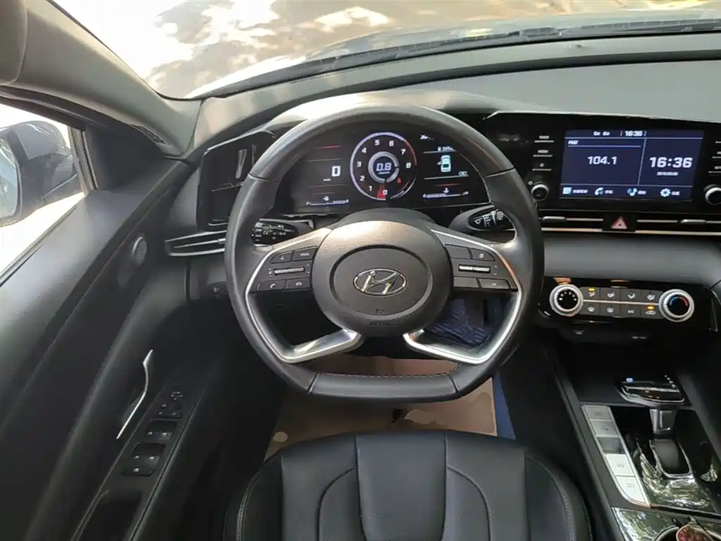 Hyundai Elantra 2022 — фото 11