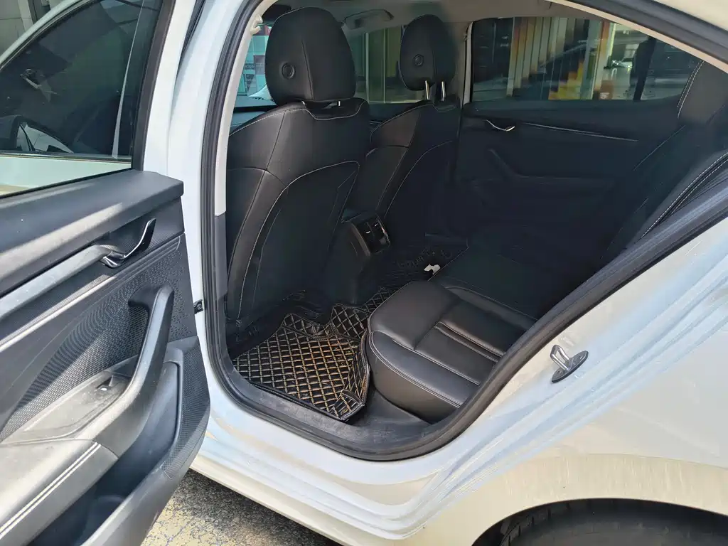 Skoda Octavia 2023 — фото 15