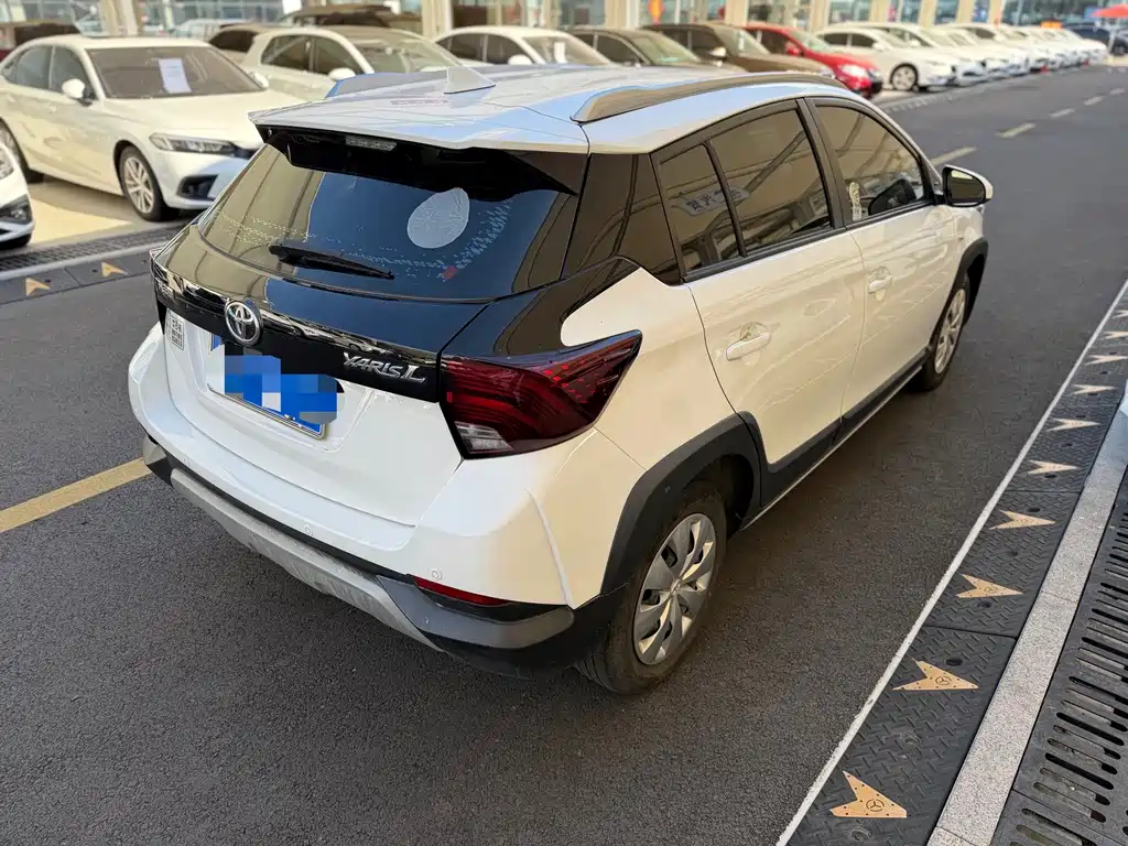 Toyota Yaris L 2023 — фото 13