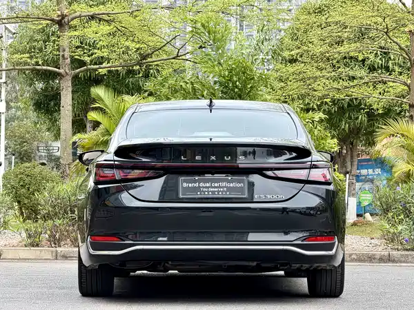 Lexus ES 2025