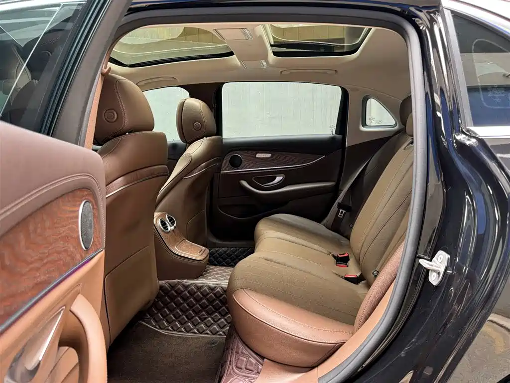 Mercedes-Benz E-Class 2023 — фото 10