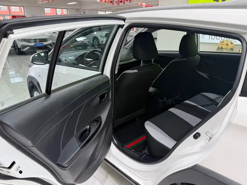 Toyota Yaris L 2023 — фото 17