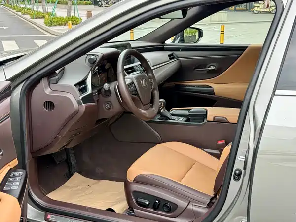 Lexus ES 2021