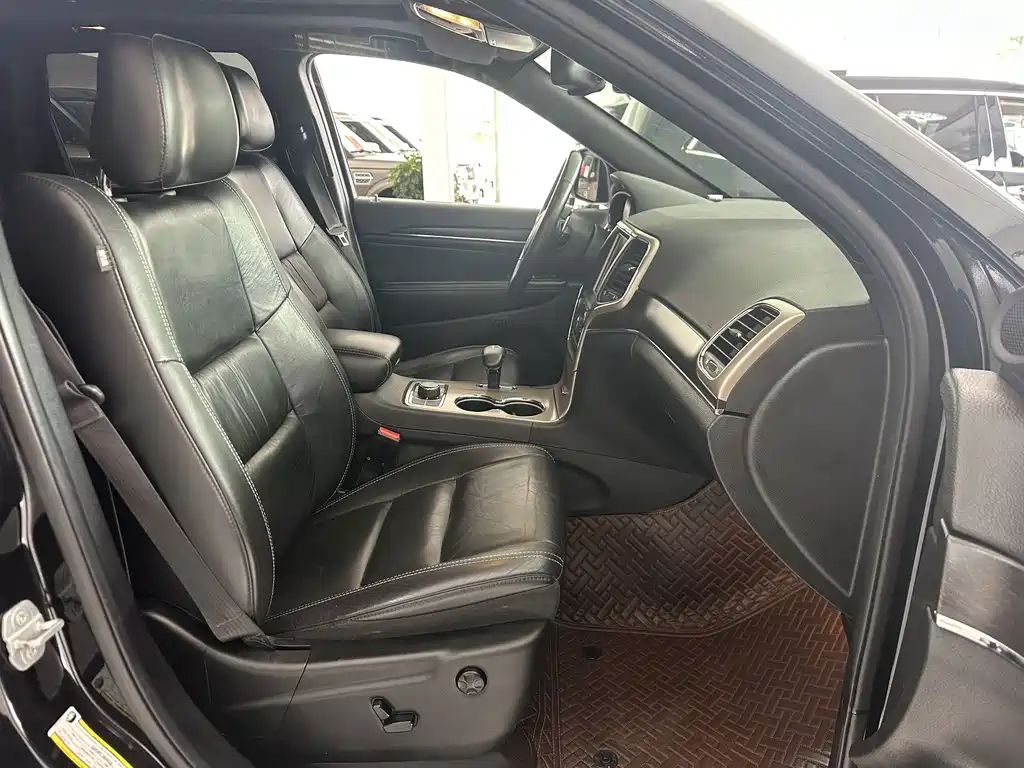 Jeep Grand Cherokee 2015 — фото 13