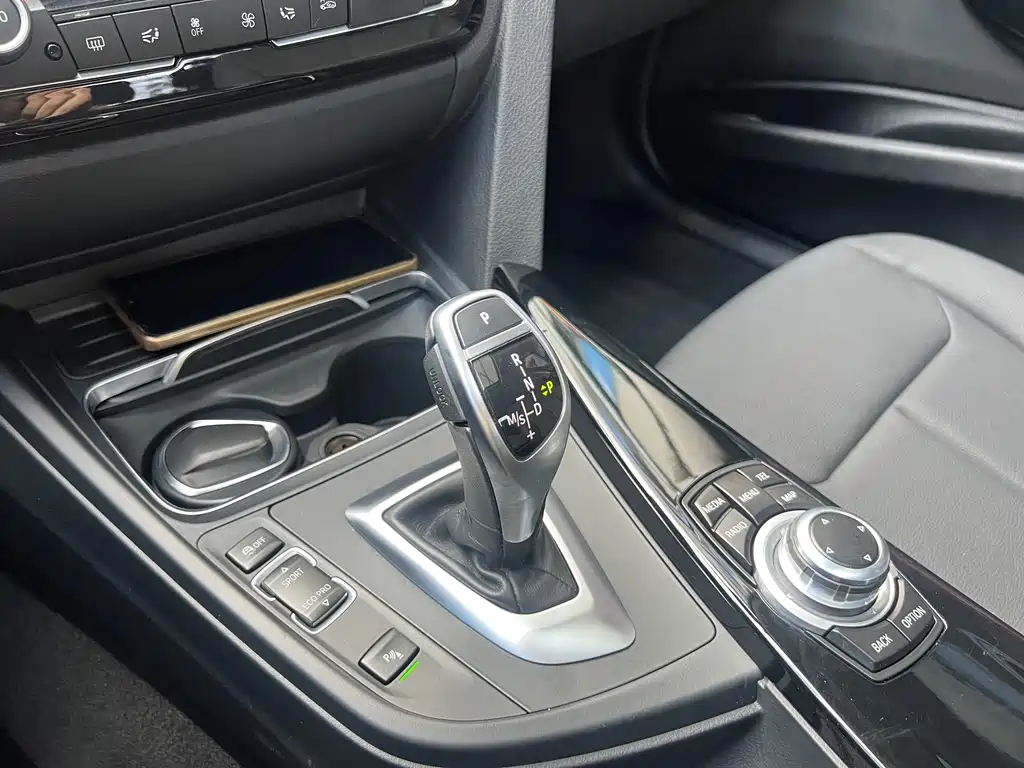 BMW 3 Series 2017 — фото 14