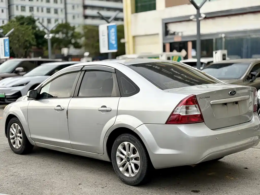 Ford Focus 2014 — фото 12
