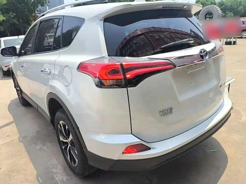 Toyota RAV4 2018 — фото 5