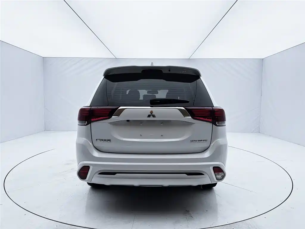 Mitsubishi Outlander 2021 — фото 6