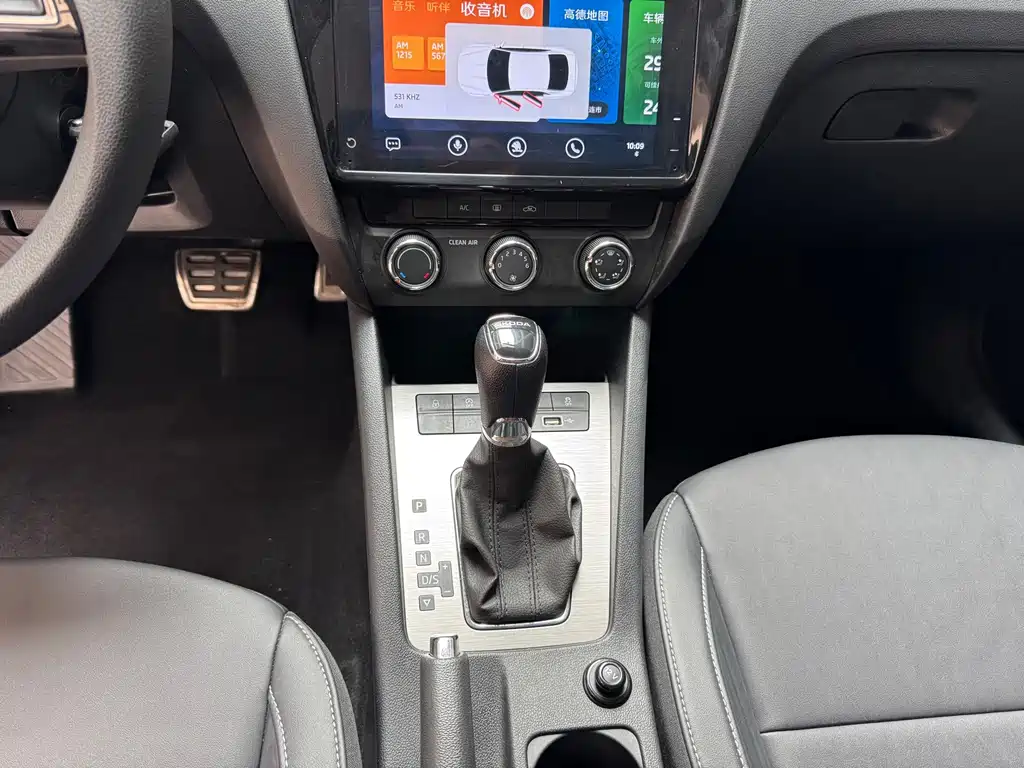 Skoda Octavia 2023 — фото 10