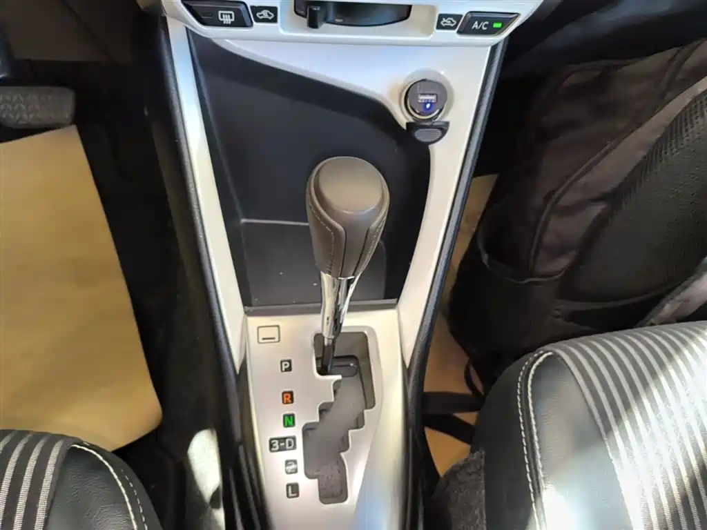 Toyota Yaris L 2015 — фото 14