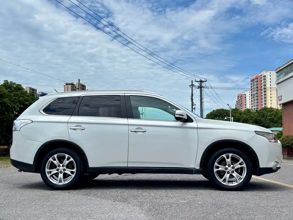 Mitsubishi Outlander 2015 — фото 4