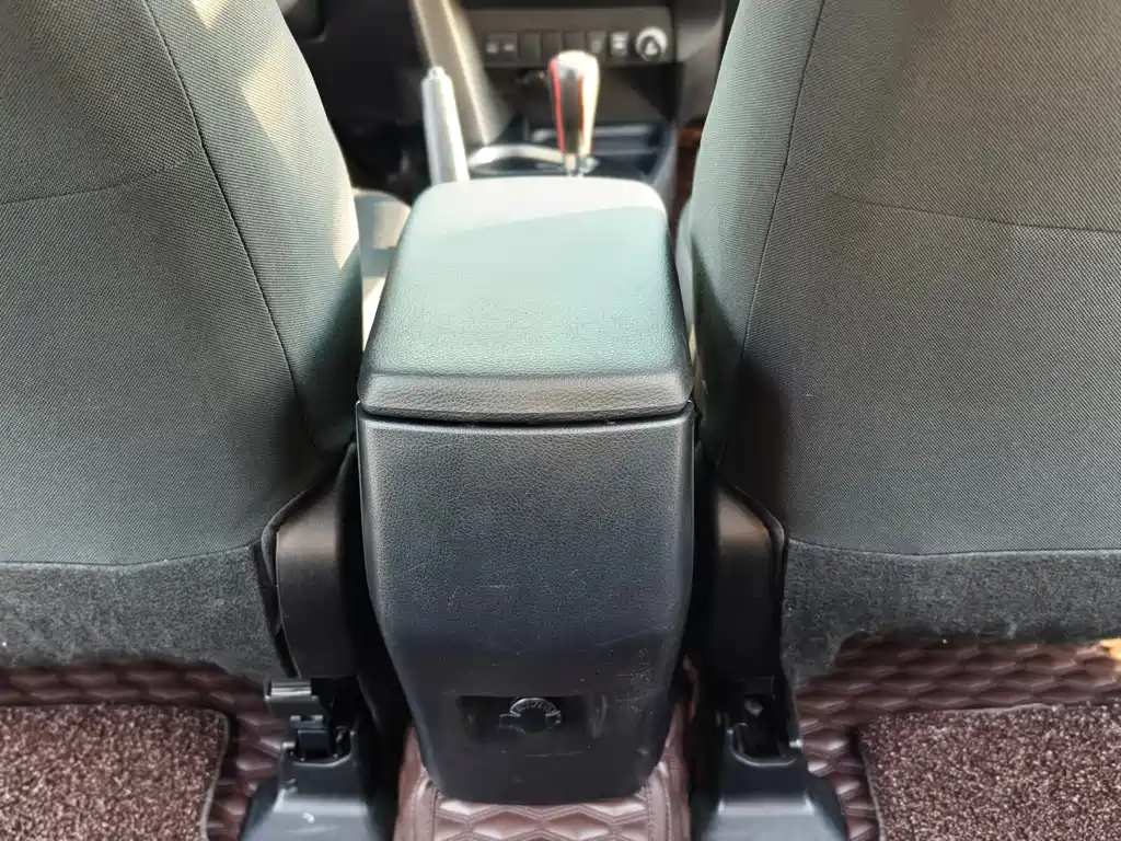 Toyota RAV4 2017 — фото 18