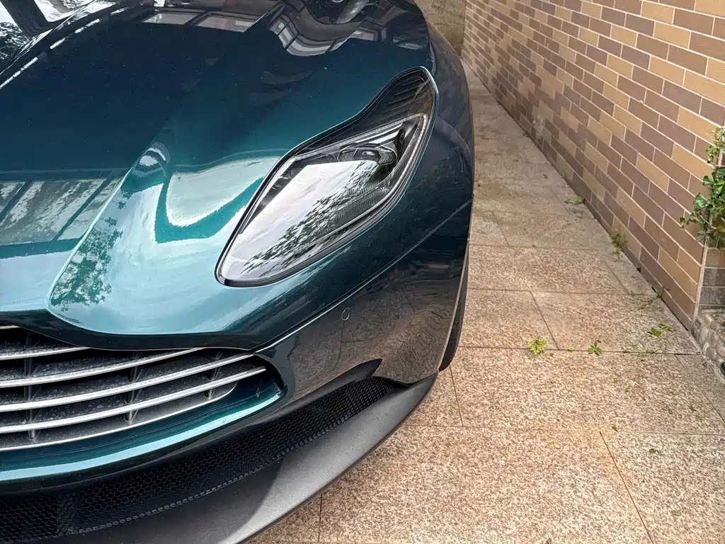 Aston Martin DB11 2020 — фото 19