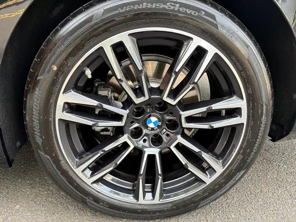 BMW 5 Series 2025 — фото 17