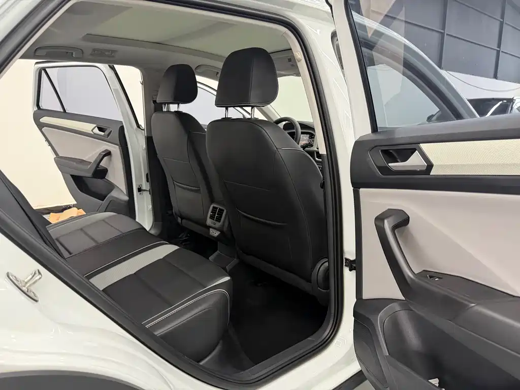 Volkswagen T-Roc 2023 — фото 14