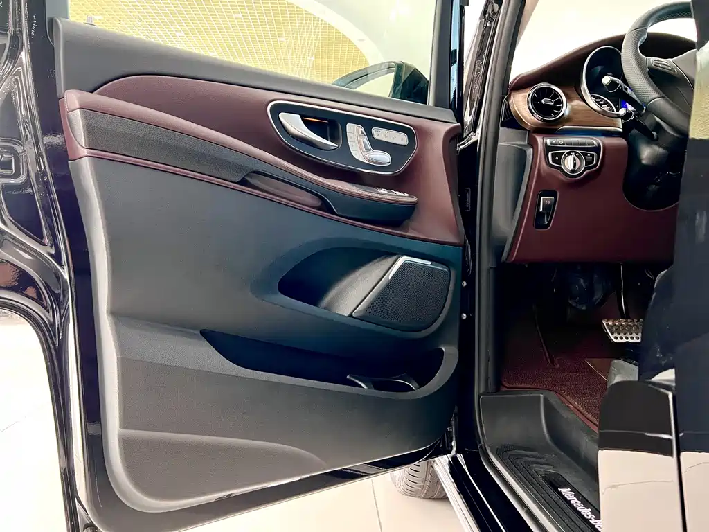 Mercedes-Benz V-Class 2022 — фото 22
