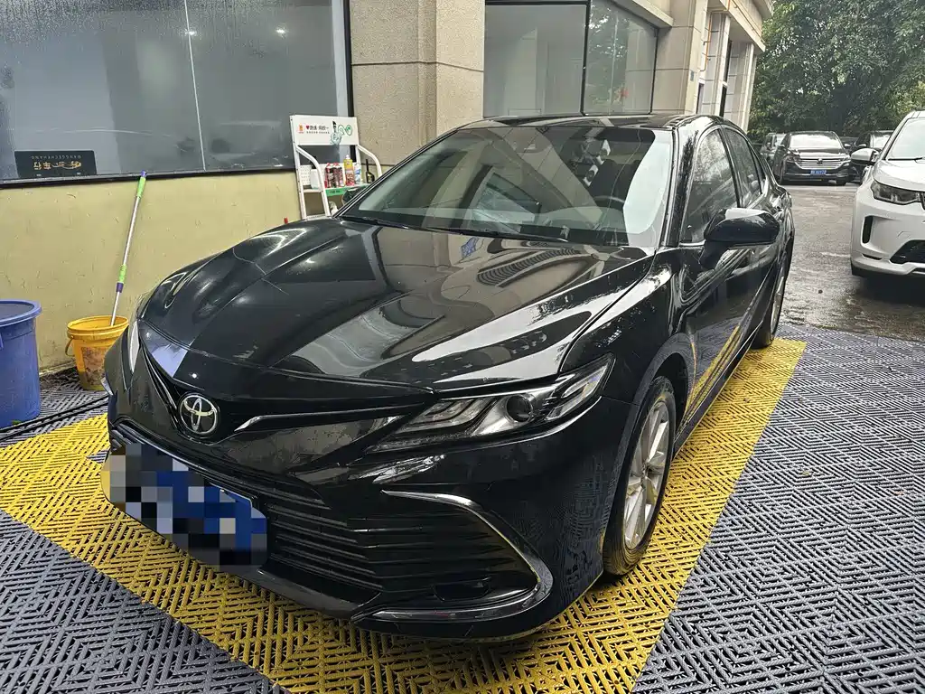 Toyota Camry 2023 — фото 1