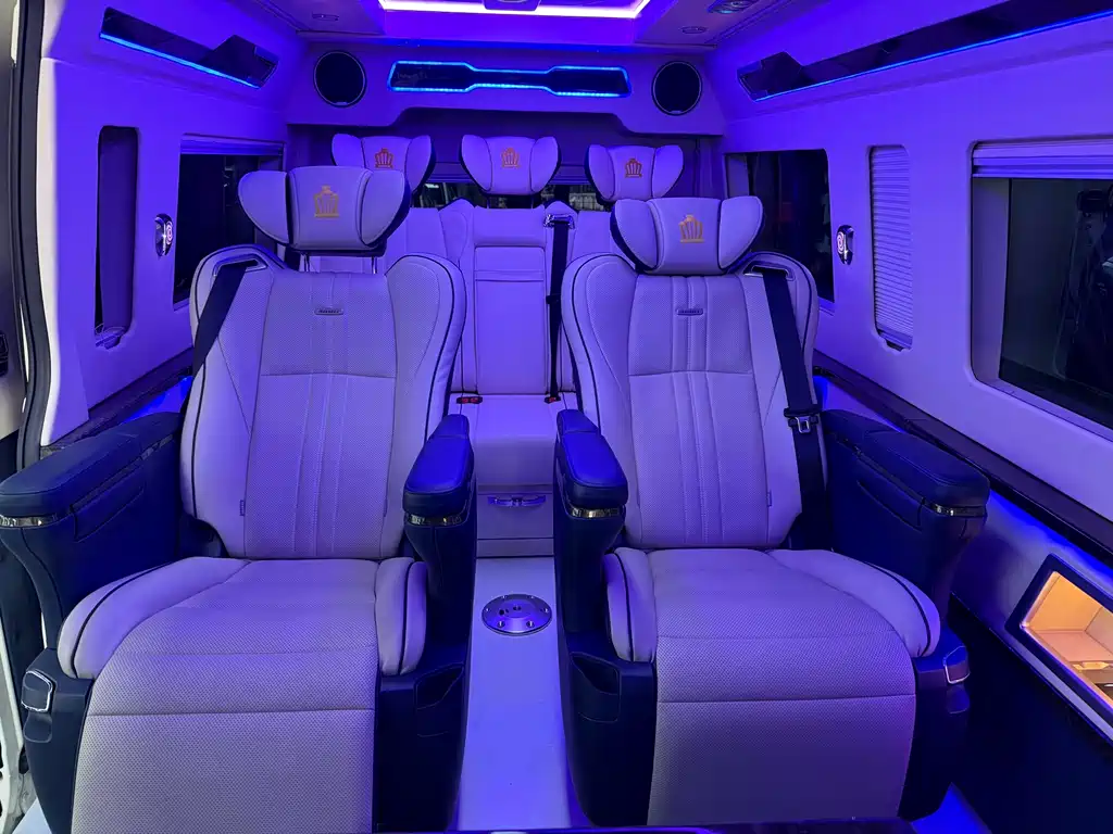 Toyota Hiace 2023 — фото 17