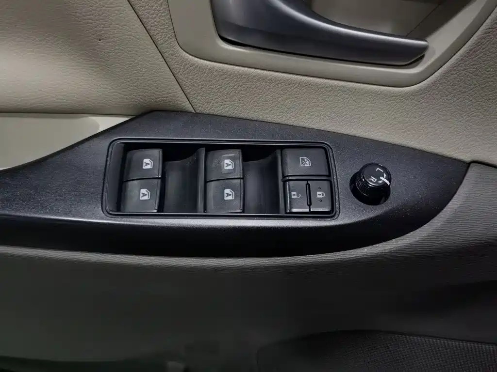 Toyota Sienna 2015 — фото 9
