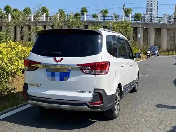 Wuling Hongguang 2017