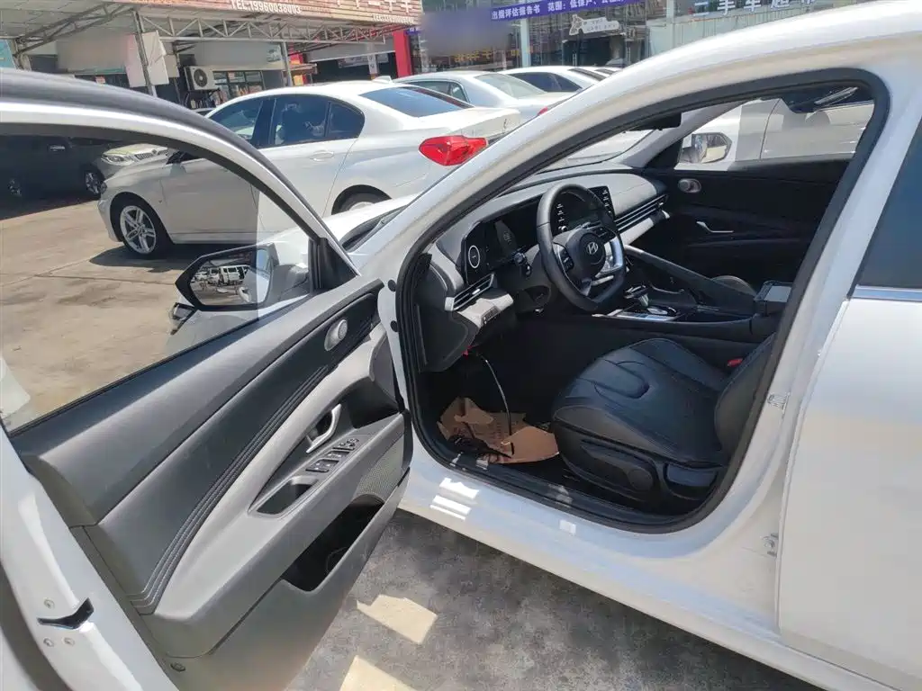 Hyundai Elantra 2023 — фото 16