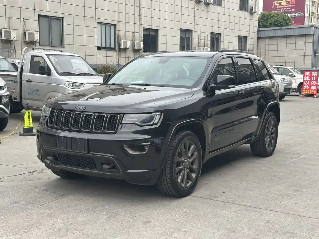 Jeep Grand Cherokee 2017 — фото 1