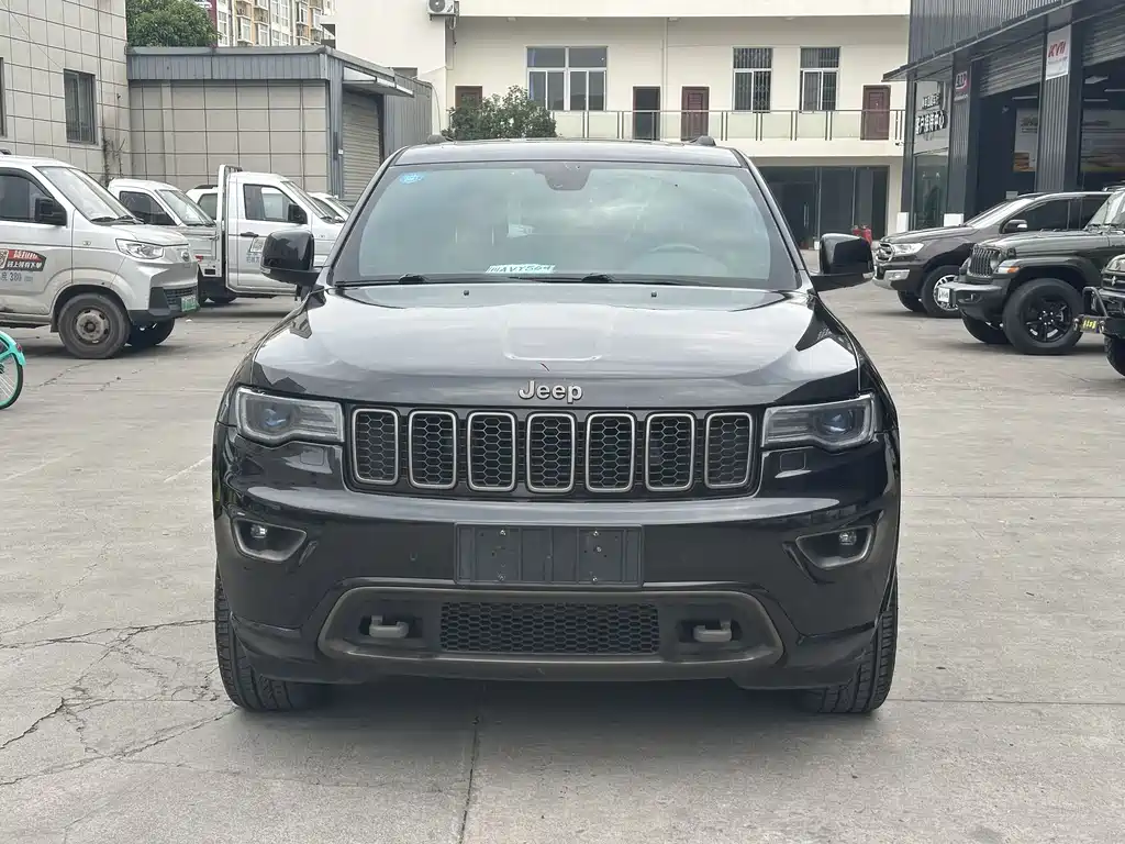 Jeep Grand Cherokee 2017 — фото 2