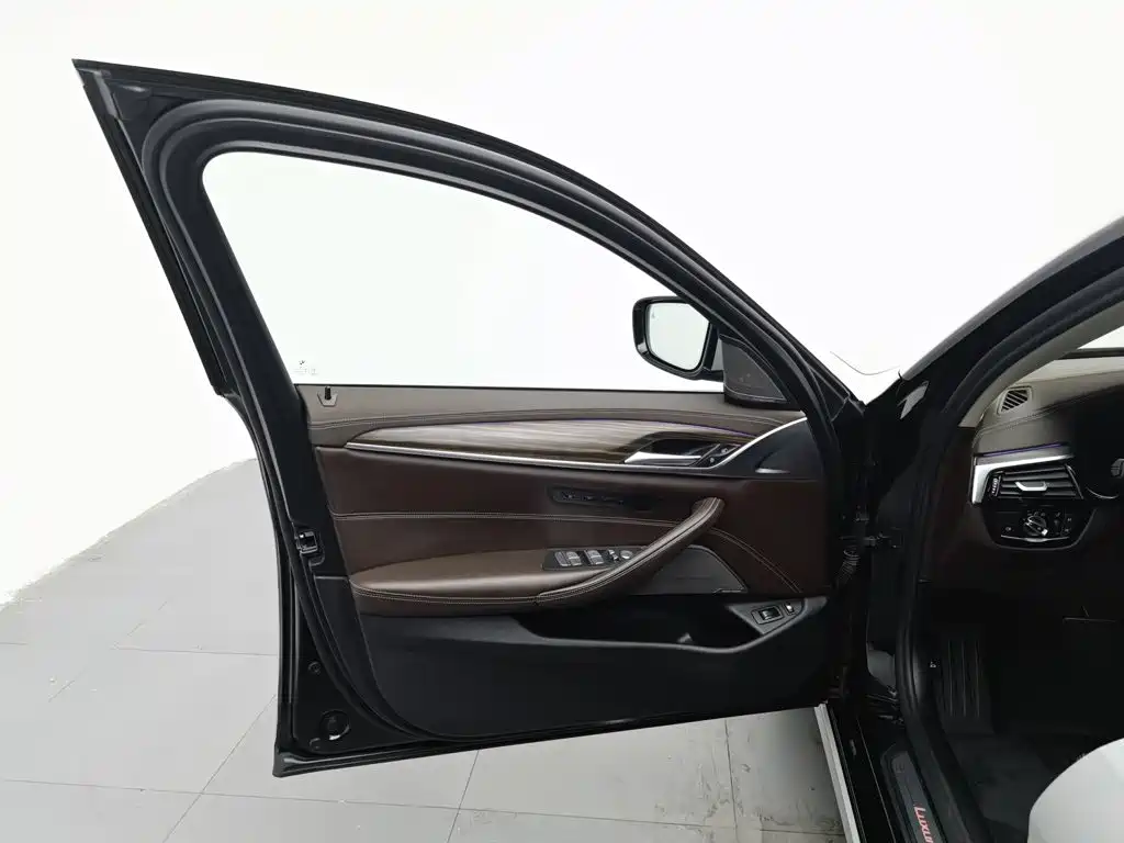 BMW 5 Series New Energy 2020 — фото 8
