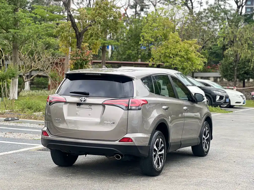 Toyota RAV4 2019 — фото 6