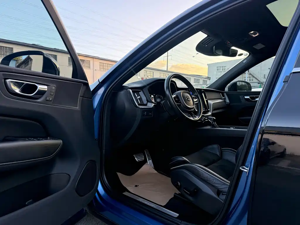 Volvo XC60 2019 — фото 10