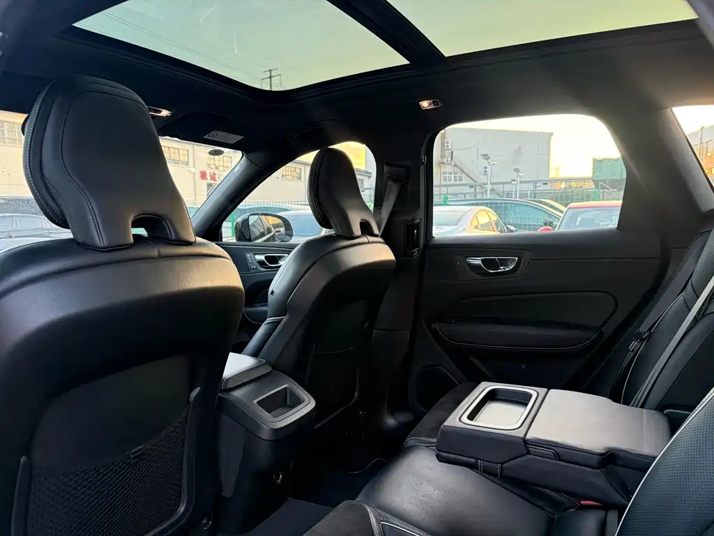 Volvo XC60 2019 — фото 12