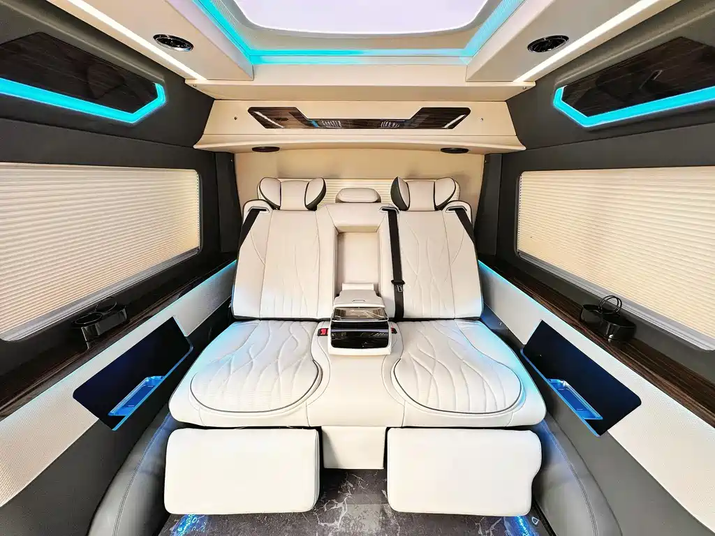 Toyota Hiace 2025 — фото 18