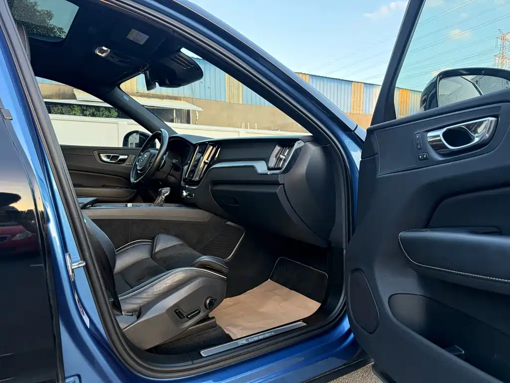 Volvo XC60 2019 — фото 20
