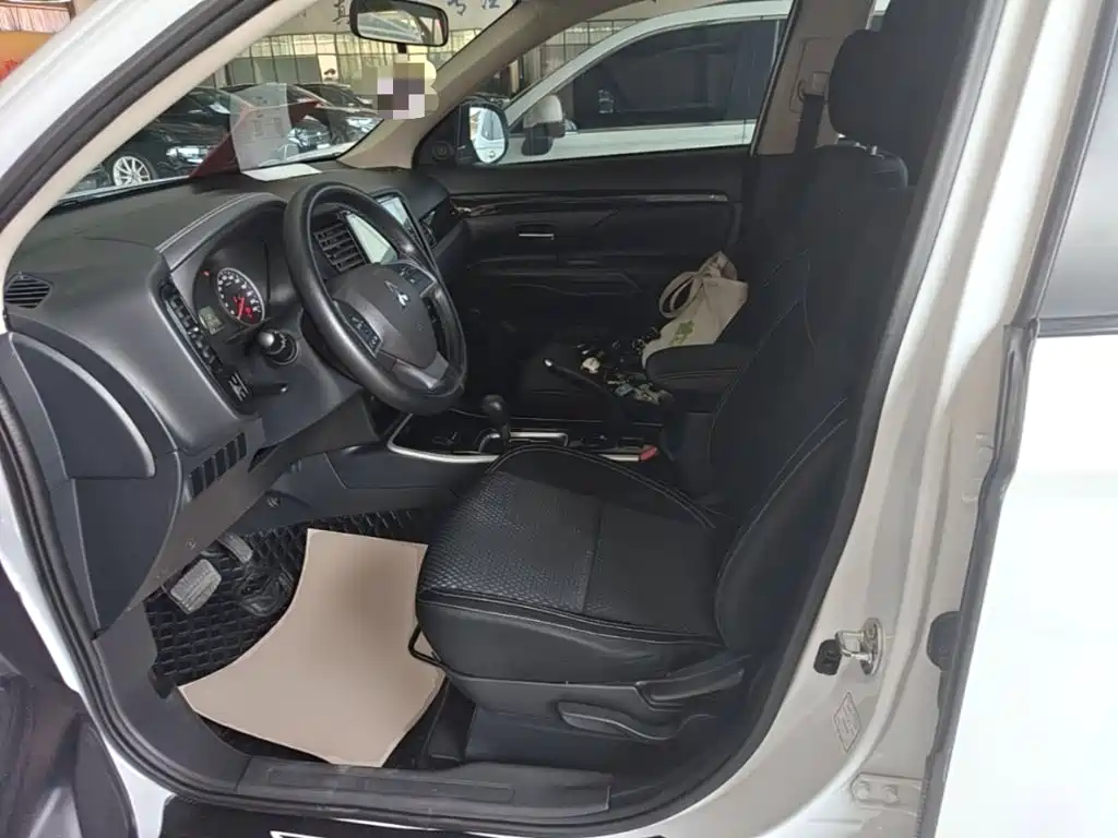 Mitsubishi Outlander 2022 — фото 15