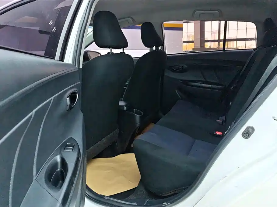 Toyota Yaris L 2017 — фото 11