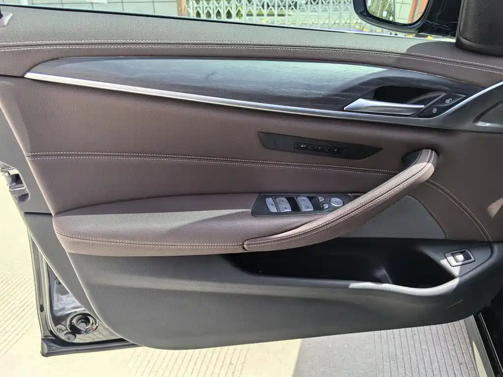 BMW 5 Series 2023 — фото 16