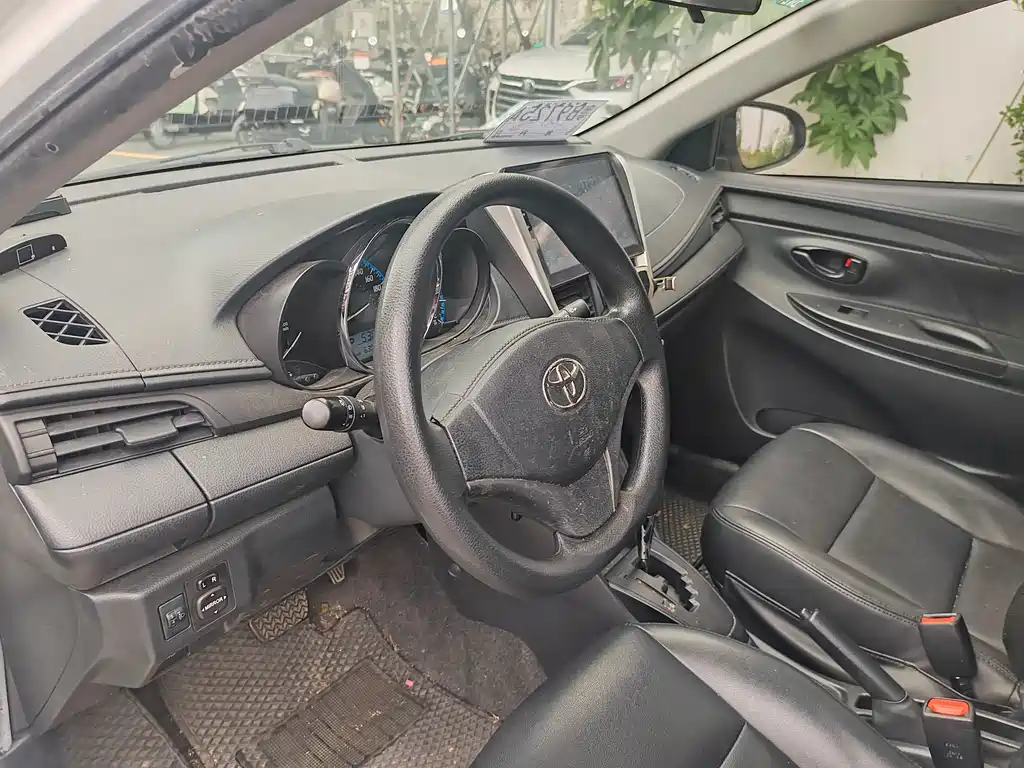 Toyota Yaris L 2017 — фото 8