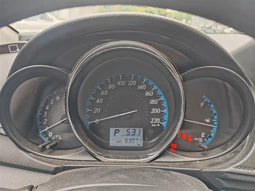 Toyota Yaris L 2017 — фото 12