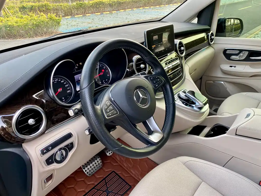 Mercedes-Benz V-Class 2017 — фото 24