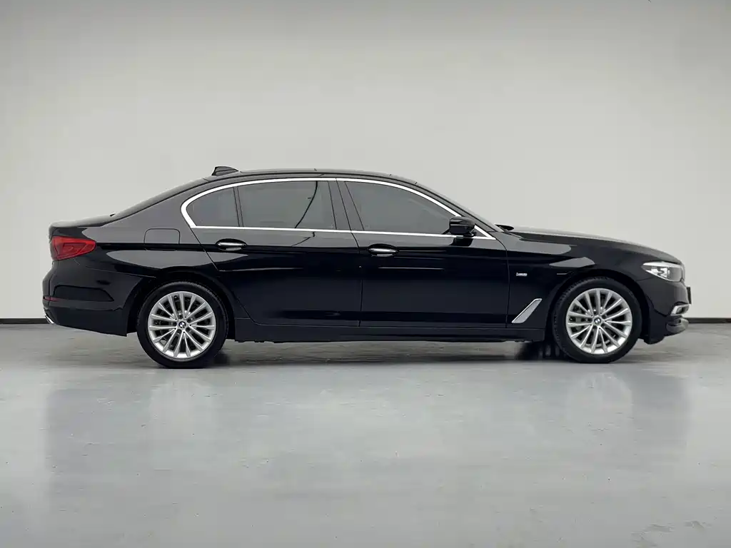 BMW 5 Series 2018 — фото 13
