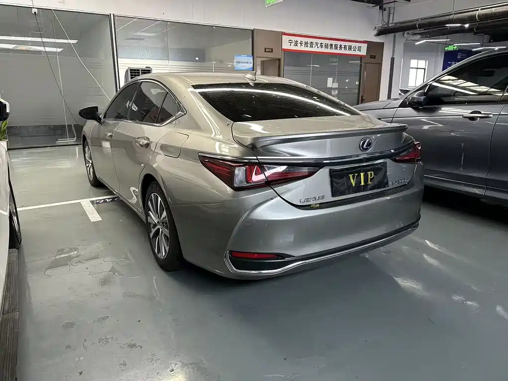Lexus ES 2019 — фото 15