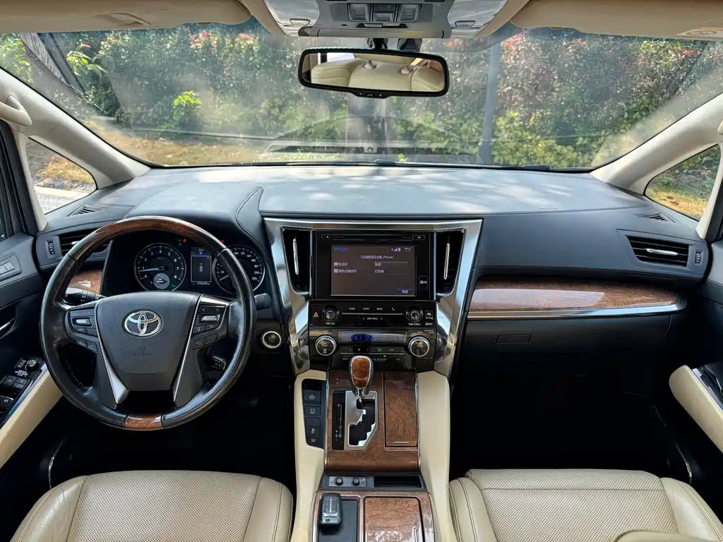Toyota Alphard 2017 — фото 8