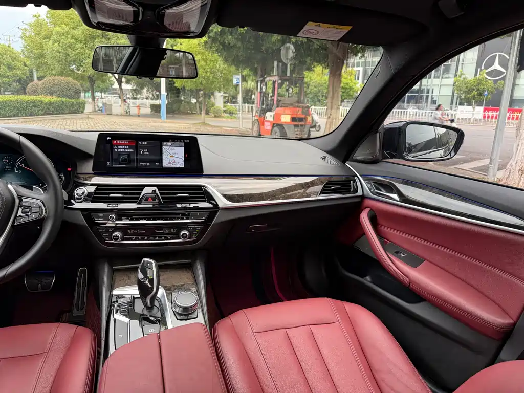 BMW 5 Series 2018 — фото 16