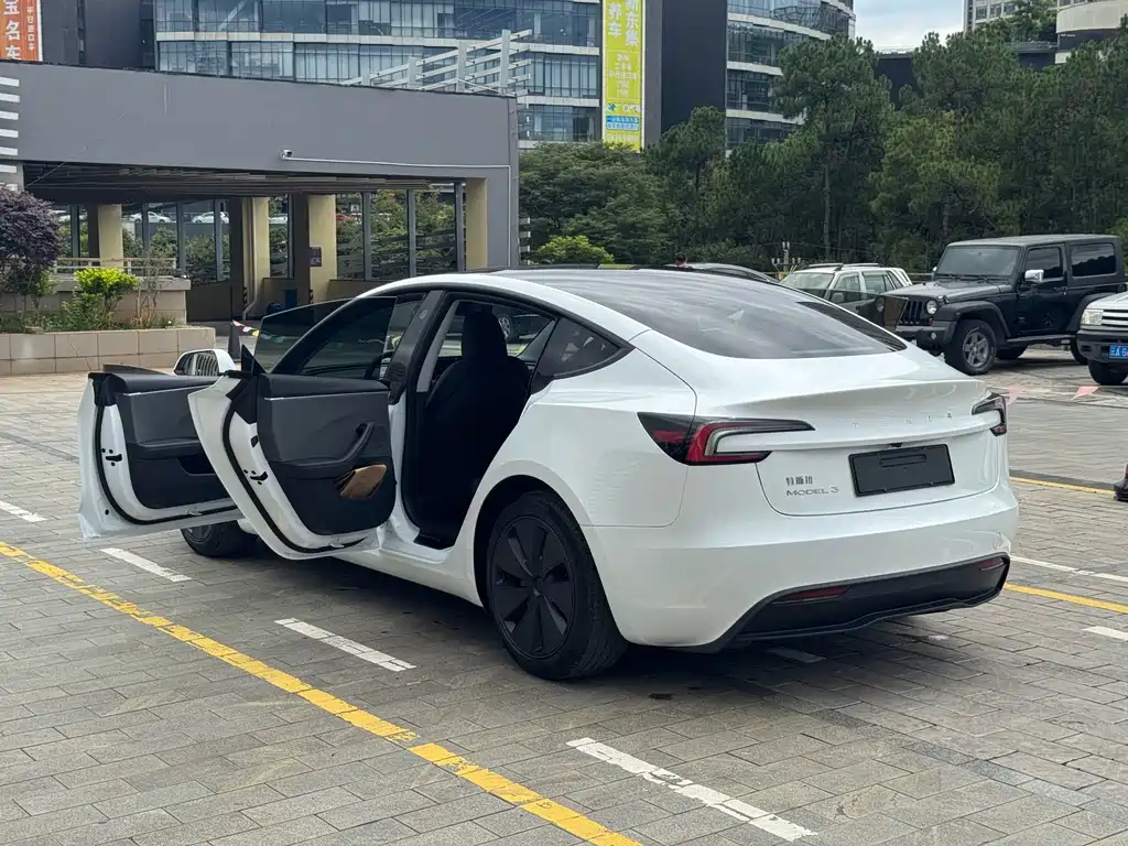 Tesla Model 3 2025 — фото 10